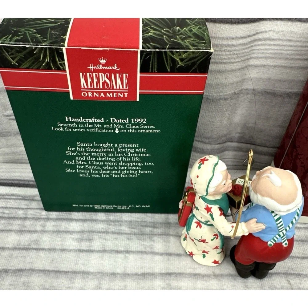 HALLMARK KEEPSAKE ORNAMENTS  THE CLAUSES ON VACATION 1997 ‎ GIFT EXCHANGE 1992